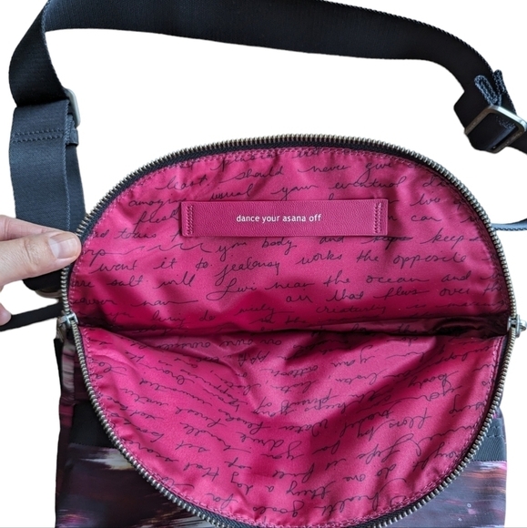 Lululemon festival bag in Pigment Wind Berry - Picture 5 of 11